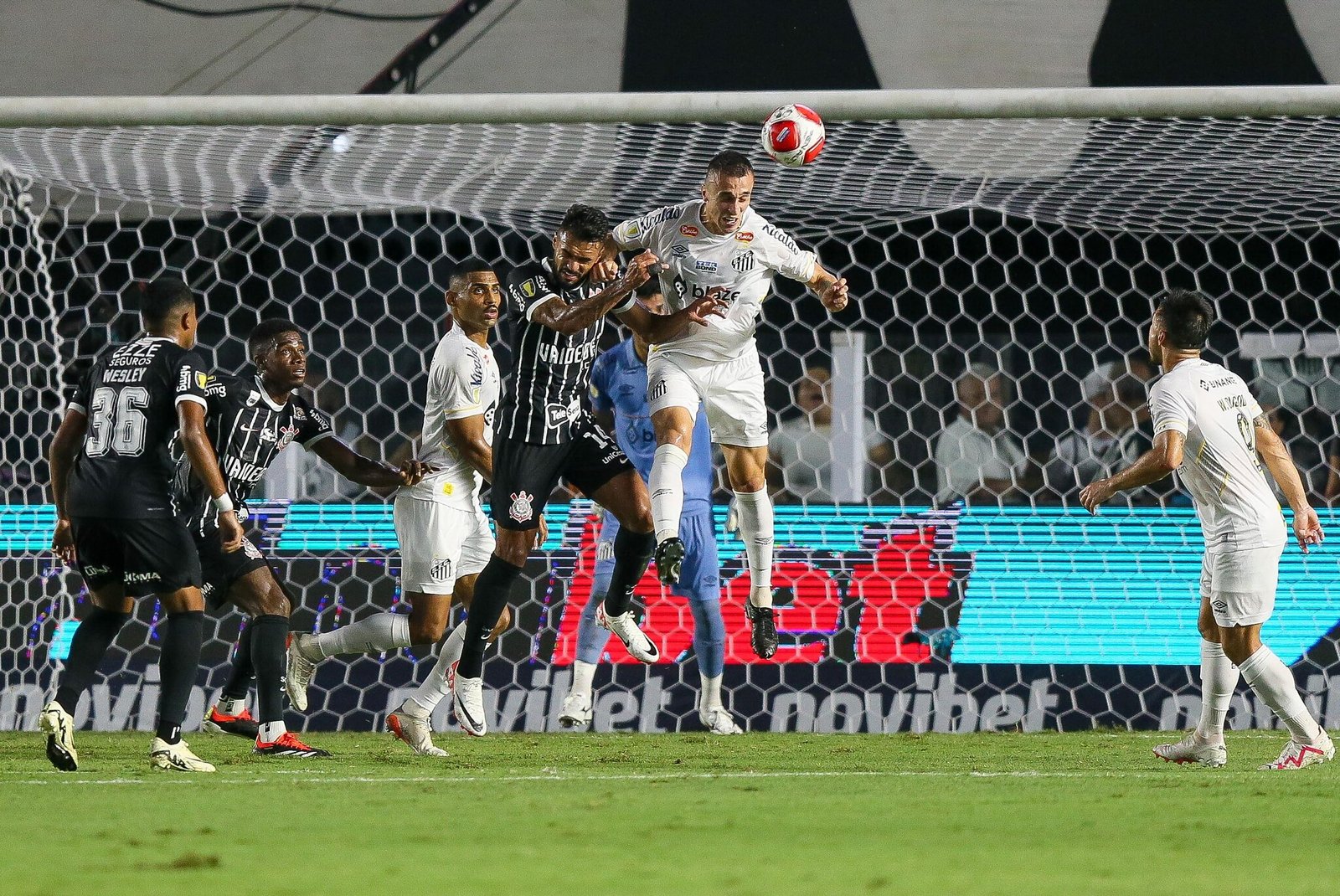 Neymar na Vila: Santos Submerge Corinthians em Crise com Triunfo no Clássico Paulista